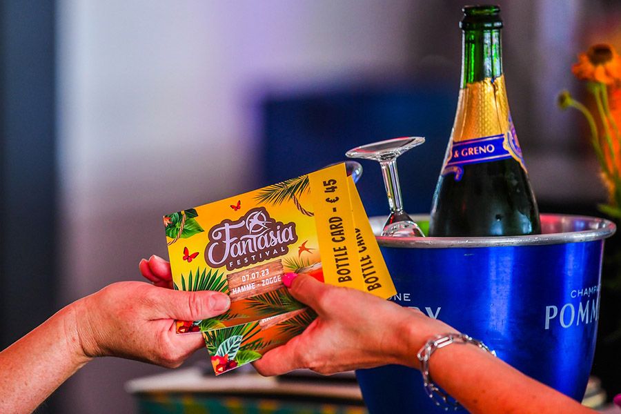 Flyers op dikker papier kan je ook als kaarten of vouchers gebruiken zoals hier bij Fantasia Festival